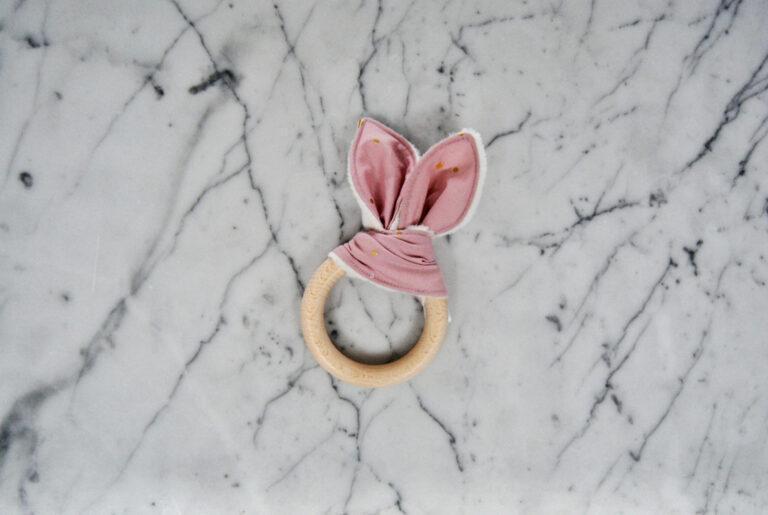 Houten bijtring konijnenoren - stipjes roze-goud